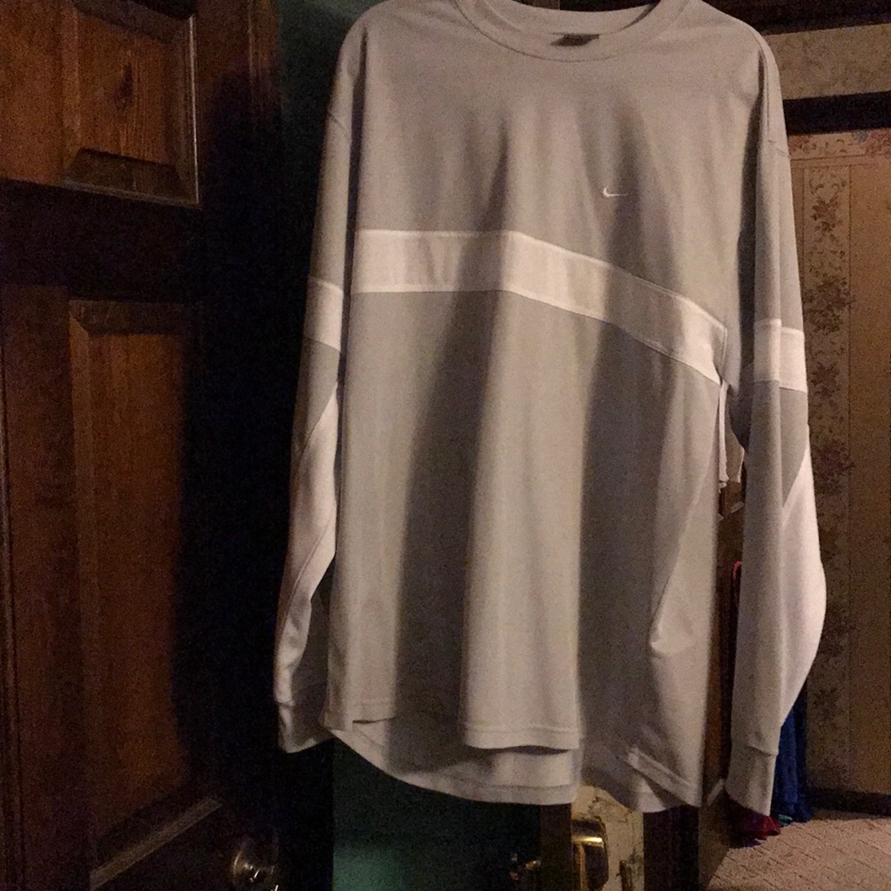 ✨3 FOR $10 SALE ITEM✨ Nike Long Sleeve Shirt